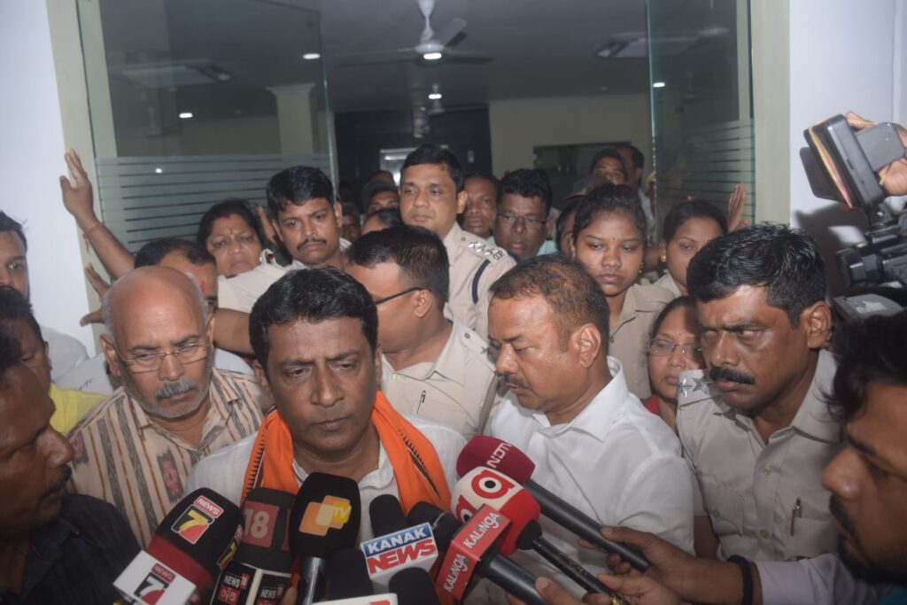 ଜଗା ପ୍ରଧାନ ଗିରଫ, ସମର୍ଥକଙ୍କ ହାଇ ଡ୍ରାମା- ଆନ୍ଦୋଳନରୁ ହଟିଲା ଓଏଏସ ସଂଘ