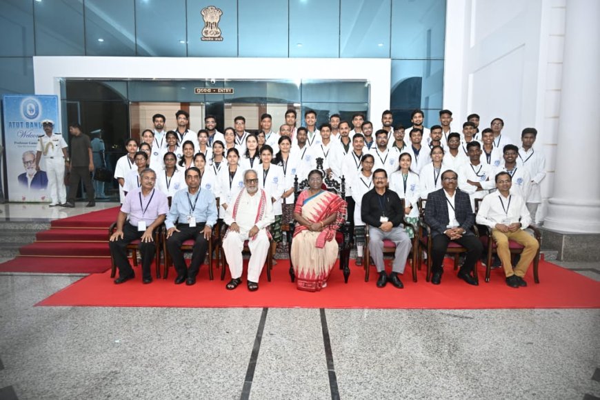 President Interacts With Atut Bandhan Family Members, Inspire Medicos to Serve Mankind