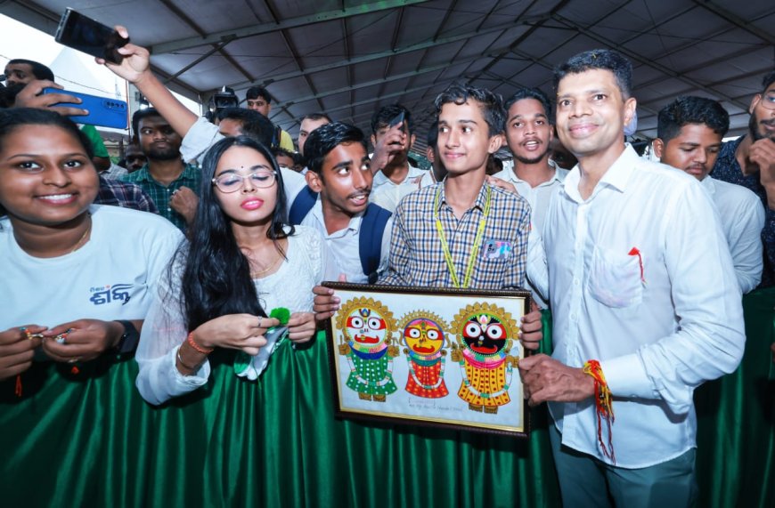 5T Secy Interacts With Youth During Visit to The Land of `Paikas' : Motivates Them to Aim High & Work Hard