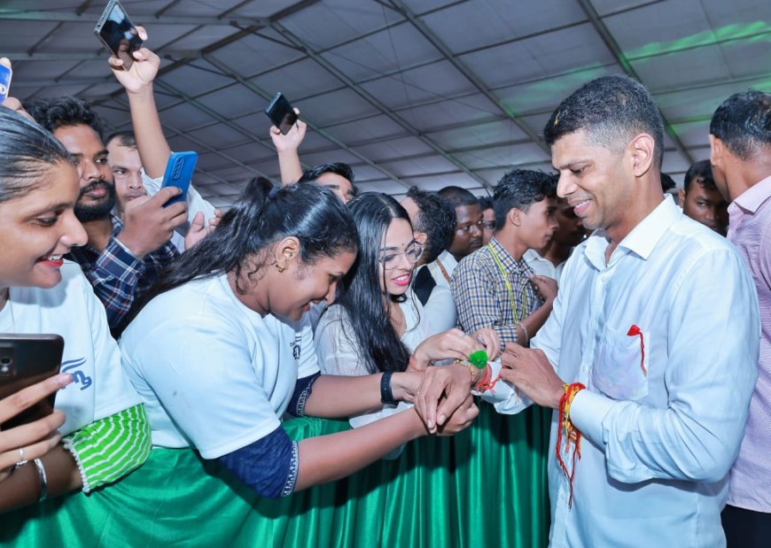 5T Secy Interacts With Youth During Visit to The Land of `Paikas' : Motivates Them to Aim High & Work Hard